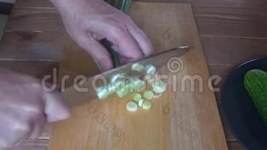 把切好的洋葱切在切块板上，把切好的洋葱切下来