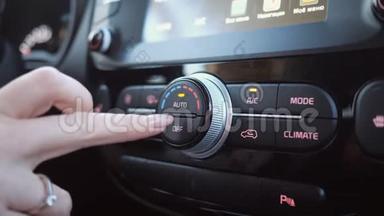 驾驶汽车和按下收音机、仪<strong>表盘</strong>和车轮上的按钮