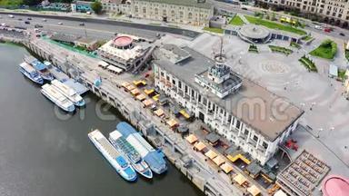基辅河码头的鸟瞰图。 乌克兰首都邮政广场。 停泊在港口的<strong>河流</strong>电车和<strong>船只</strong>