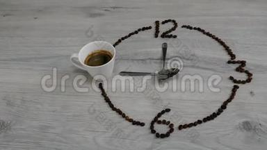 该喝咖啡了。 咖啡豆的<strong>表盘</strong>放在木桌上. 一杯咖啡，而不是9点`<strong>钟</strong>和勺子
