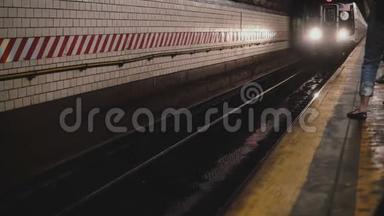 电影美丽的拍摄纽约市地铁列车停在车站，人们`腿在站台上走来走去。