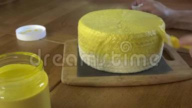 奶酪制造<strong>商用</strong>液体乳胶的黄色保护涂层覆盖白色奶酪头。
