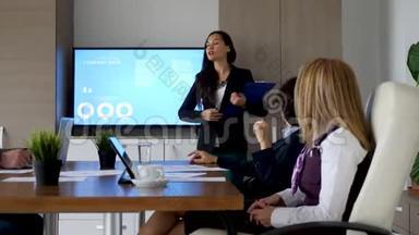会议室的女商人展示公司数据