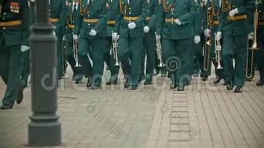 风琴阅兵式——穿着绿色服装的人们手持乐器在街上行走