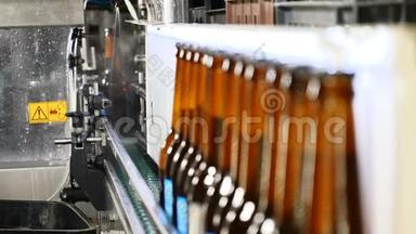 啤酒厂的<strong>主题</strong>。 瓶厂传送带-啤酒瓶在<strong>生产</strong>和装瓶。 技术路线