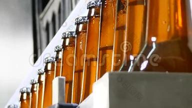 啤酒厂的<strong>主题</strong>。 瓶子厂的传送带-啤酒瓶在<strong>生产</strong>和装瓶。 技术路线