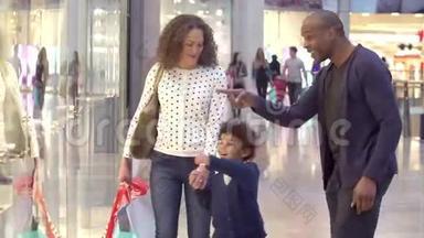 儿童与父母一起去购物中心旅行