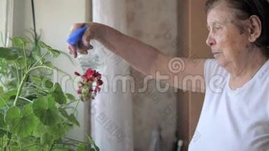 老年妇女患帕金森病`房子里洒满鲜花