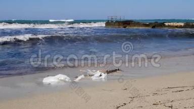 带海码头的沙滩塑料袋.. 环境污染。 海滩上的塑料垃圾又溅起水花