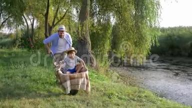 一家人在乡下度假，快乐的父亲在<strong>小</strong>河在<strong>小河边</strong>的手推车里胡闹