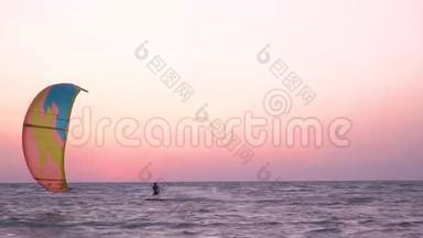 一个人在一个刮风的日子里在海上做风筝冲浪