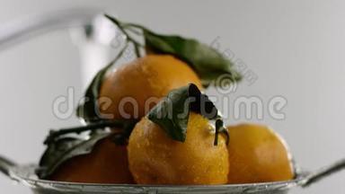 在视频中，<strong>我们</strong>看到橘子，橘子躺在滑梯上，橘子上覆盖着水滴，在<strong>背景</strong>上<strong>我们</strong>可以看到