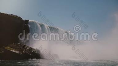 史诗级慢动作背景拍摄，鸟飞近美丽的尼亚加拉大瀑布瀑布风光，著名旅游地标..