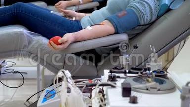 捐献者在输血中心坐在椅子上时使用设备。