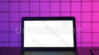 玩家`笔记本电脑放在桌子上，可以看到屏幕。 白色显示器。