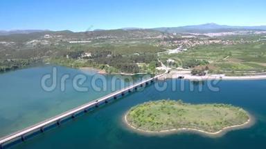 空中俯瞰<strong>宽阔</strong>的河流，在平原上有一座有庄稼的汽车桥，阿利亚克莫纳斯河，希腊维利亚，用无人机前进