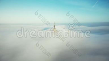 在诺曼底日出的时候，在圣米歇尔山的城堡尖顶上升起了一个由<strong>大气</strong>雾雾覆盖的<strong>无人机</strong>。