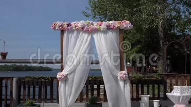 婚礼拱门的白色织物和一个木制的基础上的丹妮珀河畔的桥梁<strong>背景</strong>。 婚<strong>礼仪</strong>式