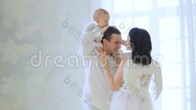 家人，爸爸，妈妈，穿着白色衣服带天使翅膀的宝宝妈妈