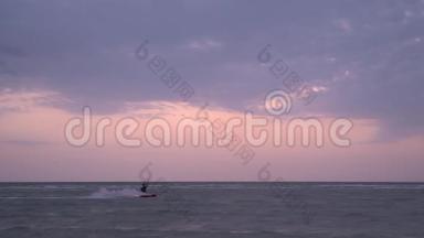慢镜头拍摄，一个穿红色风筝的人在多云的早晨<strong>漂浮</strong>在<strong>海面</strong>上