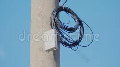 空中钢筋混凝土支柱上的环形黑色电缆。