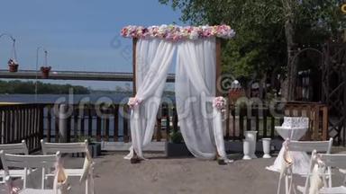 婚礼拱门的白色织物和一个木制的基础上的丹妮珀河畔的桥梁背景。 婚礼仪式