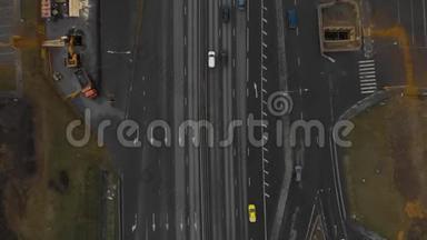 城市主要道路的俯视图.. 道路交叉口的俯视图.. 摄像机正落在路上。 莫斯科，MKAD