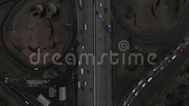 城市主要道路的俯视图.. 道路交叉口的俯视图.. 朝下方向的摄像机从道路上方升起