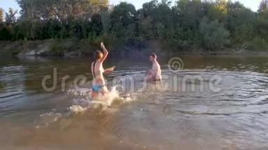 在<strong>炎热的夏天</strong>，爸爸和孩子们在水里玩。