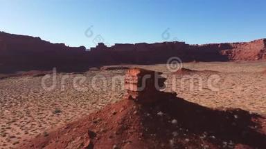 在沙漠干燥的沙漠中，用红沙向<strong>美国西部</strong>发射红岩