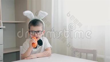 一个长着兔子耳朵的男孩坐在白色的桌子旁吃胡萝卜