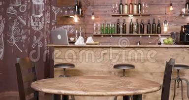 一张空桌子和两把椅子在酒吧前的视差镜头