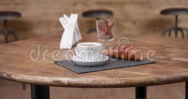 一杯咖啡和一个牛角面包在一个暗石托盘上的极简主义<strong>组合幻灯片</strong>