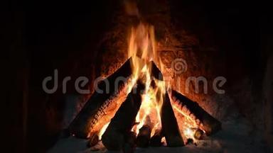<strong>壁炉</strong>里着火了。 <strong>壁炉</strong>里的木头和余烬详细的火灾背景。 火在<strong>壁炉</strong>里燃烧。
