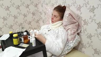 一个生病的女人躺在床上，体温很高，感冒时服用药物。