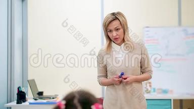 美丽的亚洲女人老师讲课。