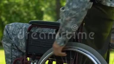 坐在轮椅上的战争老兵沿着公园慢慢前行，英雄国家后卫