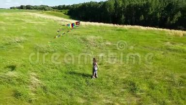 那个女孩带着风筝在绿色的田野上奔跑。 欢声笑语，喜庆的心情.. 暑假假期