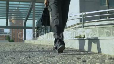 疲惫的男人带着公文包慢慢地走在户外，每天下班，加班