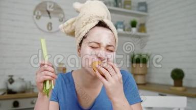 带着面具的女孩开心地在厨房<strong>吃汉堡</strong>包