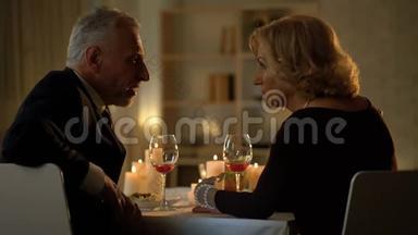美丽的老年女士与男人交谈，在<strong>餐厅</strong>放松，浪漫的<strong>约会</strong>，爱情