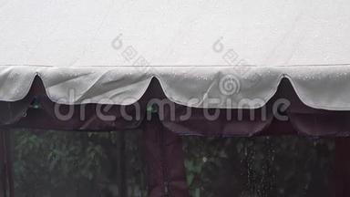 大雨在夏天的时候下了一个雨篷。 雨在雨篷上。 强降雨，暴风雨，