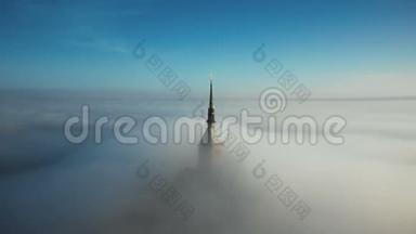 在史诗般的日出雾云下，在诺曼底圣米歇尔山城堡的空灵金色修道院尖塔周围飞来飞去。