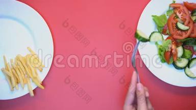 餐厅顾客从粉色背景的白色盘子里取食物，午餐