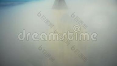 无人机正慢慢地<strong>远离</strong>史诗般的圣米歇尔山城堡，在晴朗的阳光天空中，云<strong>雾</strong>缭绕。