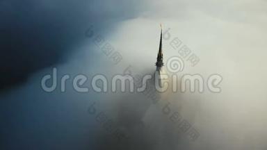 美丽的空中拍摄浓雾覆盖神秘古堡日出圣米歇尔山在黑暗边缘。