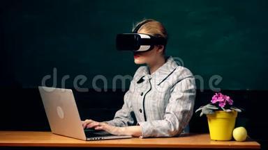 一个女人在笔记本电脑上工作，在学生板的背景上戴着虚拟现实的眼镜。 虚拟的概念