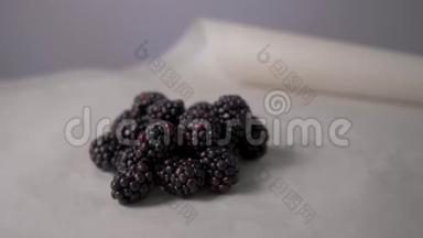 水果或黑莓放在桌子上。 镜头围绕着一把黑莓转.. 4K