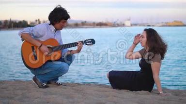 美丽的音乐家夫妇坐在海边的码头上