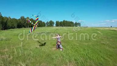 那个女孩带着风筝在绿色的田野上<strong>奔跑</strong>。 欢<strong>声</strong>笑语，喜庆的心情.. 暑假假期